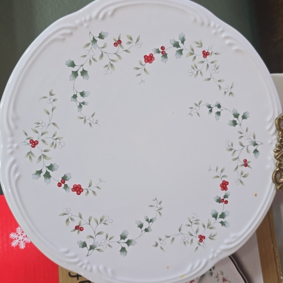 Pfaltzgraff Winterberry Plate and Knife Set - Picture 2 of 6